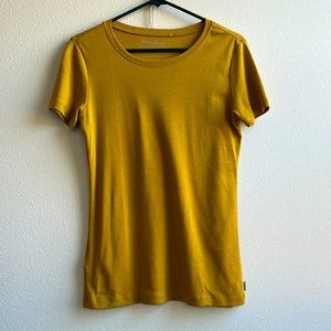 NWOT Eddie Bauer women’s fitted tee in medium.
